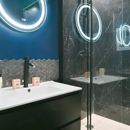 Le Marais Pl De La Bastille 3bd 3bth For 10 Guests Paříž