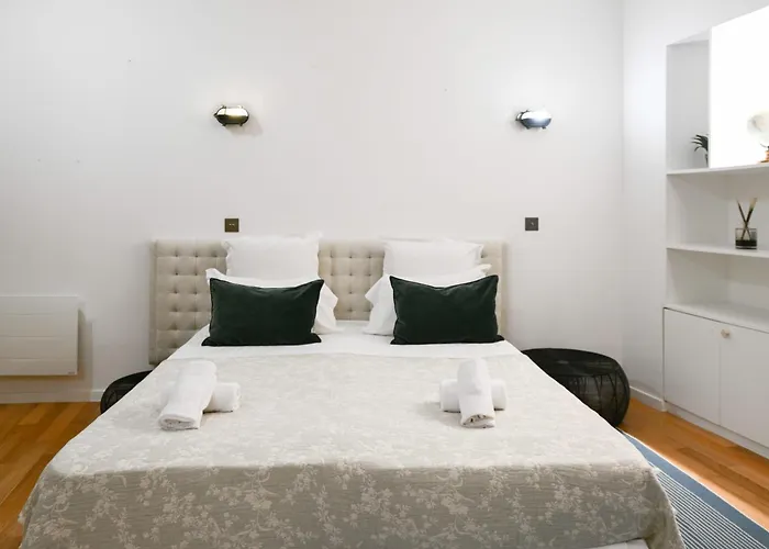Apartment Le Marais Pl De La Bastille 3bd 3bth For 10 Guests *