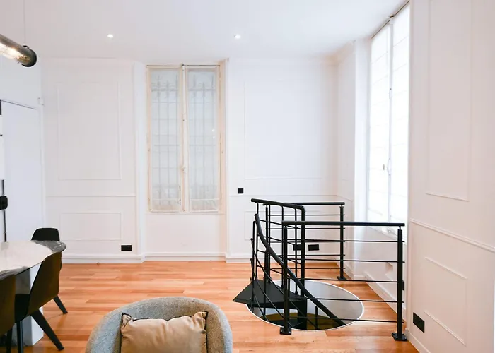 Le Marais Pl De La Bastille 3bd 3bth For 10 Guests Paris