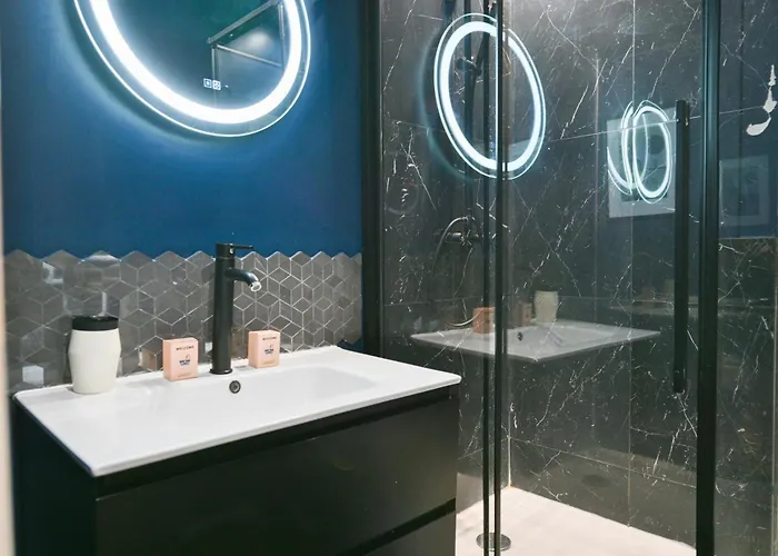 Le Marais Pl De La Bastille 3bd 3bth For 10 Guests Paris